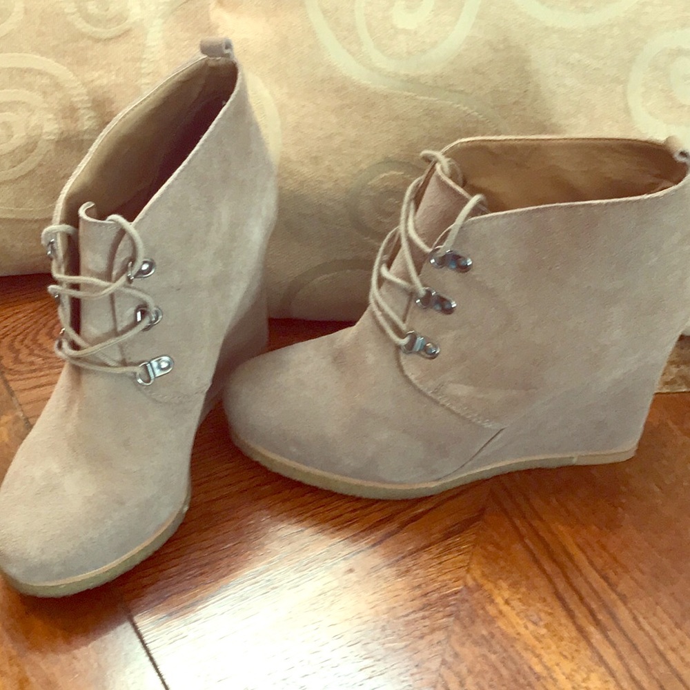 Taupe Steve Madden suede ankle booties. Size 9.5